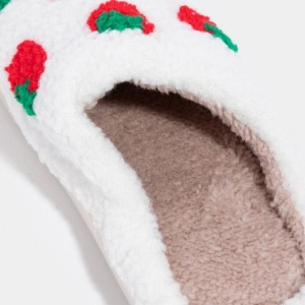 NWT Strawberry Pattern Fuzzy Slippers Women's Size: 8-9 - Picture 2 of 6